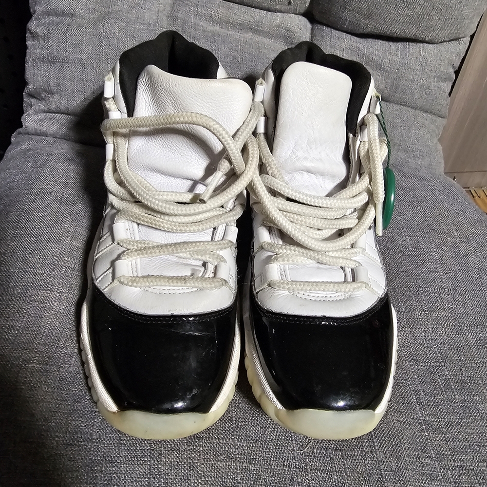 Jordan 11 Retro 6Y Black and White Sneakers
